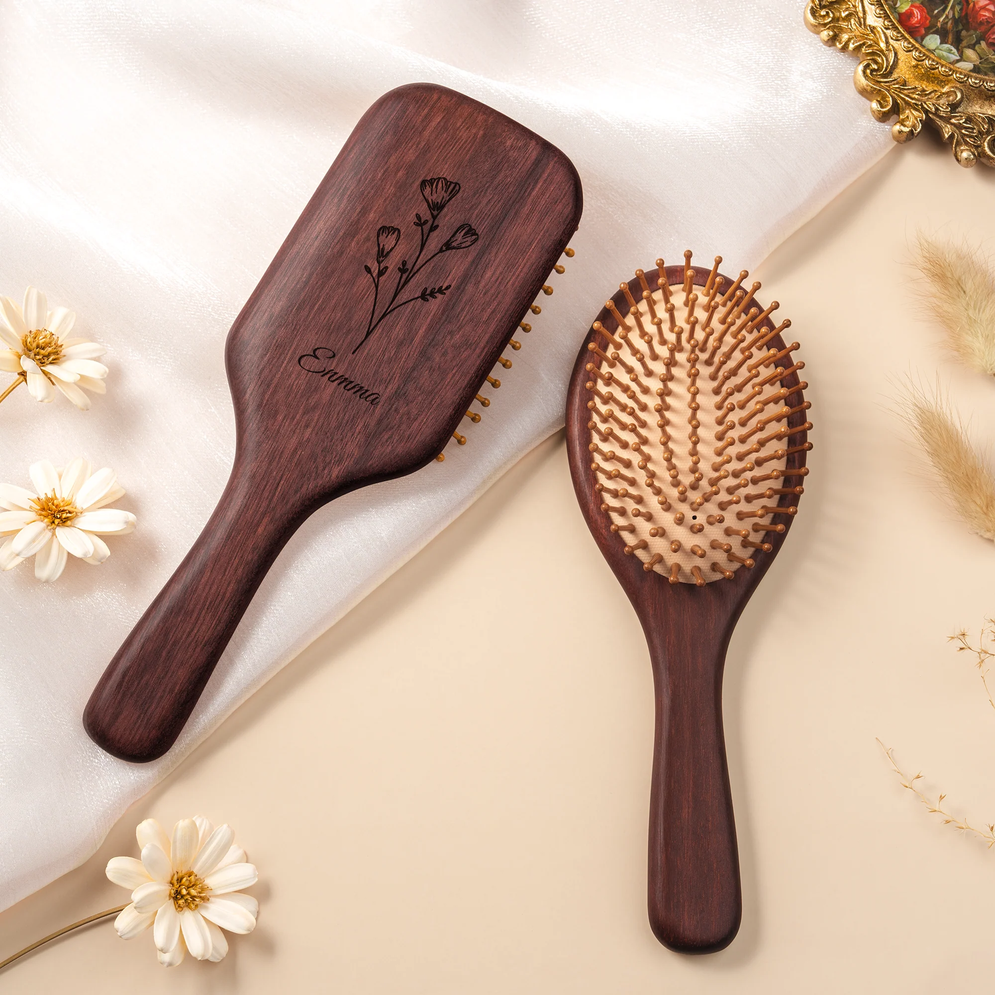 Brosse À Cheveux Personnalisée En Bois De Santal Gravée Pour Femme - Jolie Fleur - Image 2