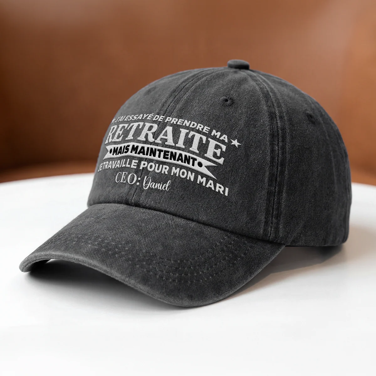 Casquettes À Personnaliser Pour Couple - Je Travaille Pour Ma Femme Cadeau Retraite - Image 2