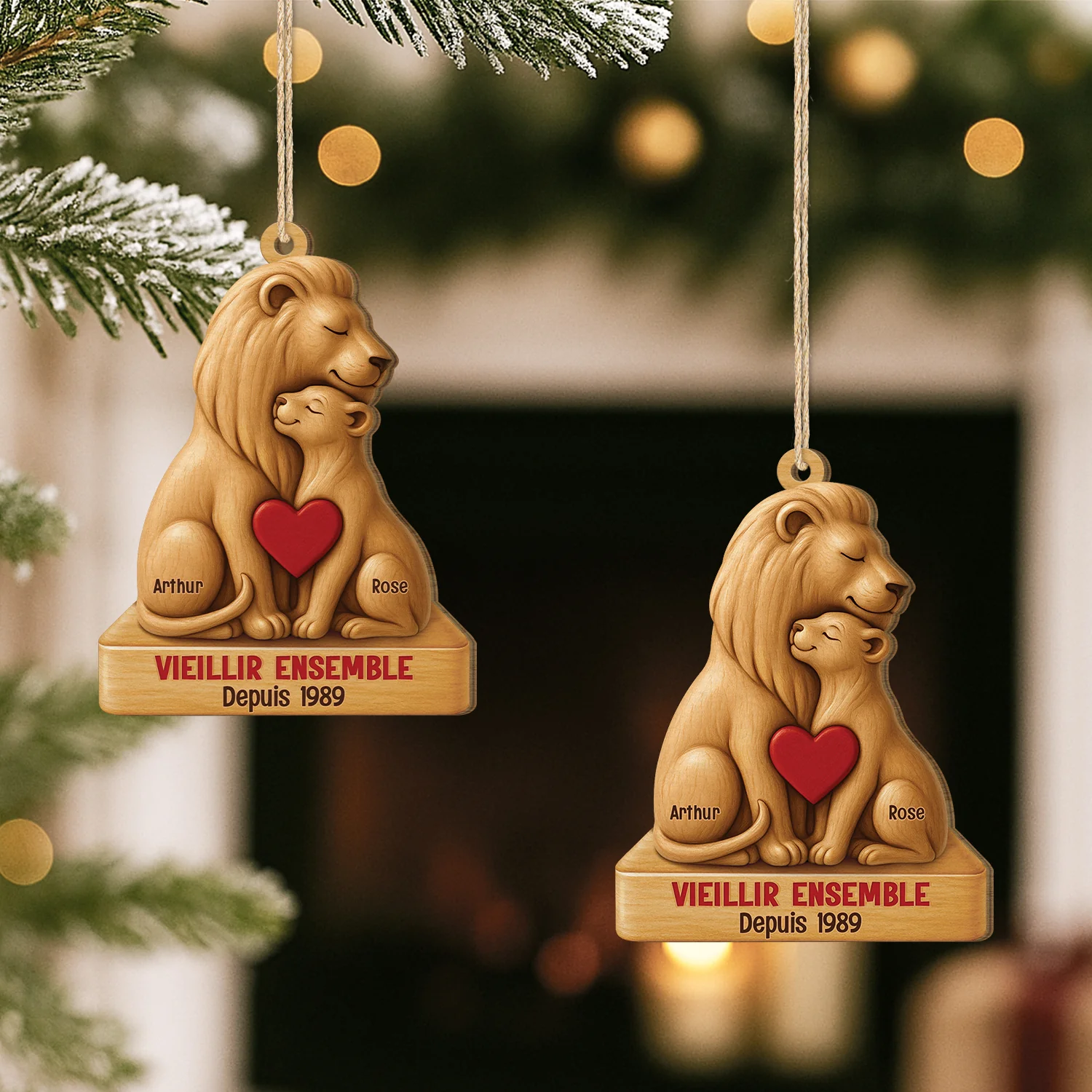 [Effet d'impression 3D] Ornement Noël En Bois À 1 Couche Personnalisé - Vieillir Ensemble Couple Lion - Image 2