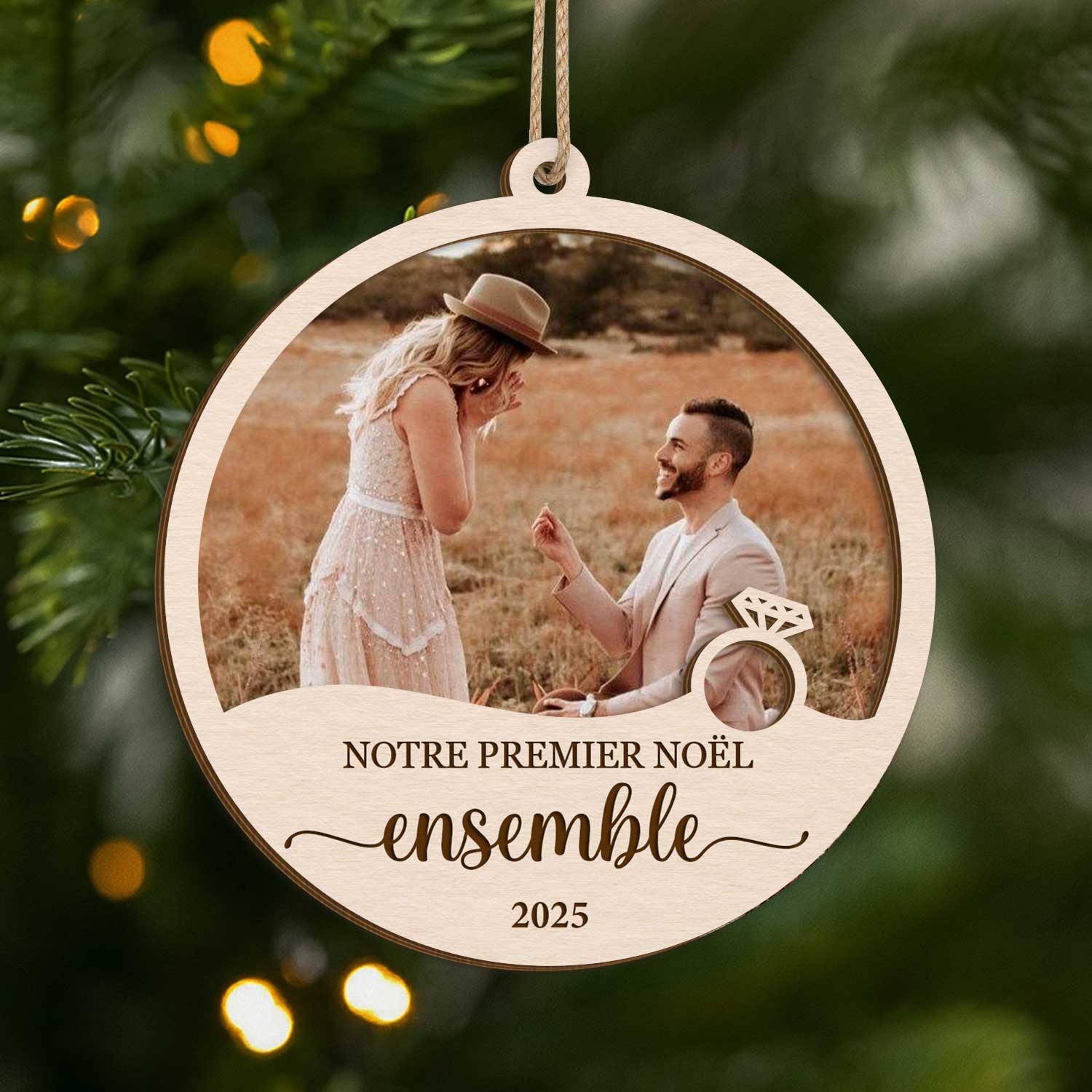 Ornement En Bois À 2 Couches Personnalisé Couple Avec Photo - Notre Premier Noël Fiancés