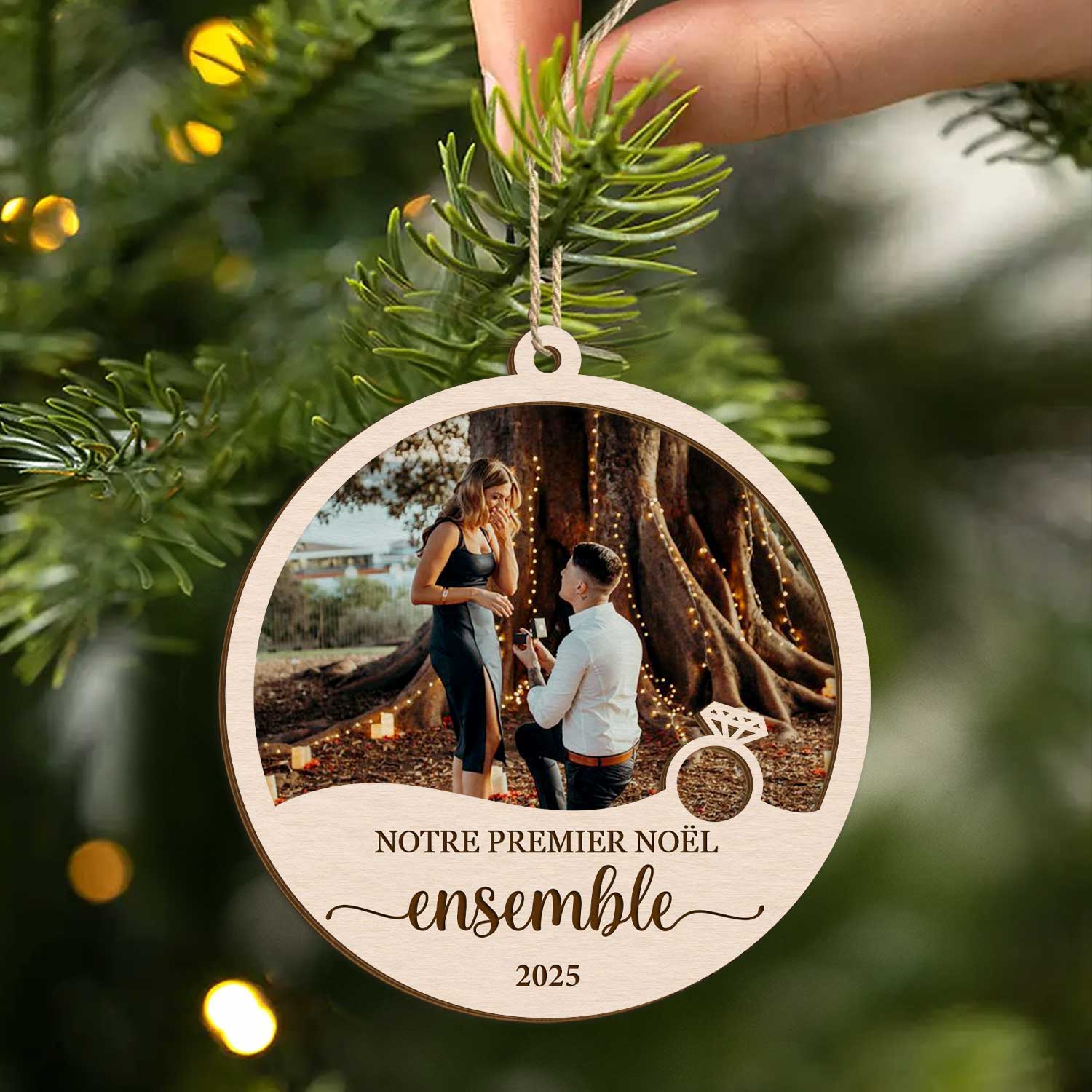 Ornement En Bois À 2 Couches Personnalisé Couple Avec Photo - Notre Premier Noël Fiancés - Image 2