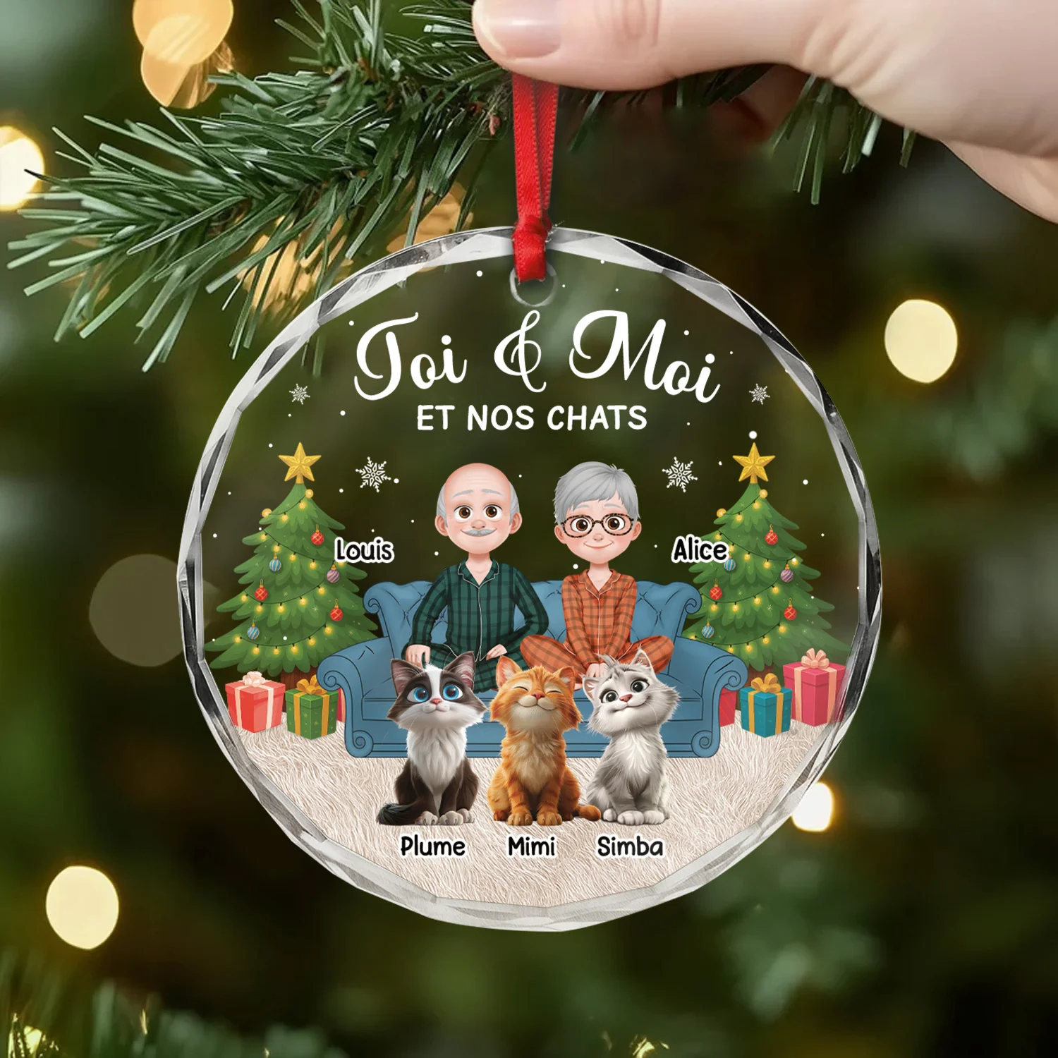 Ornement Noël En Verre Personnalisé Couple - Toi Moi Et Notre Chat Version Salon - Image 2