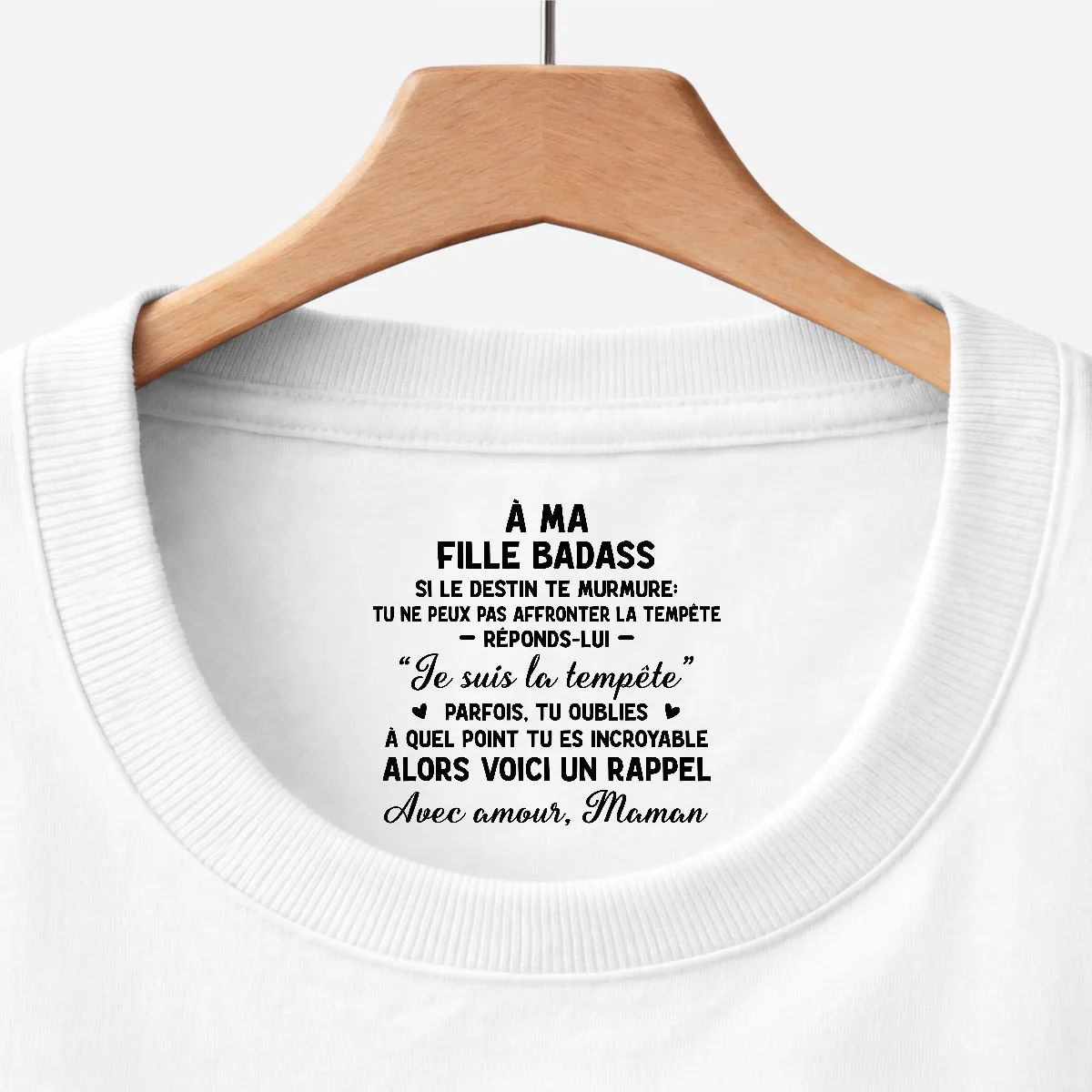 T-shirt Blanc Personnalisé Avec Message À L’intérieur Du Col Pour Femme/Homme - Mon Fils Ma Fille Badass