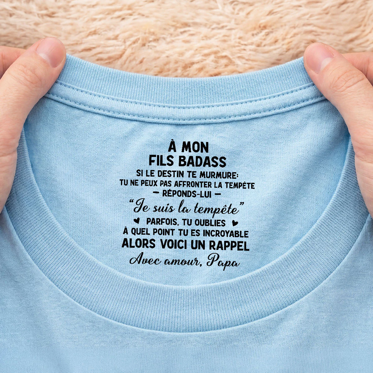 T-shirt Blanc Personnalisé Avec Message À L’intérieur Du Col Pour Femme/Homme - Mon Fils Ma Fille Badass - Image 2