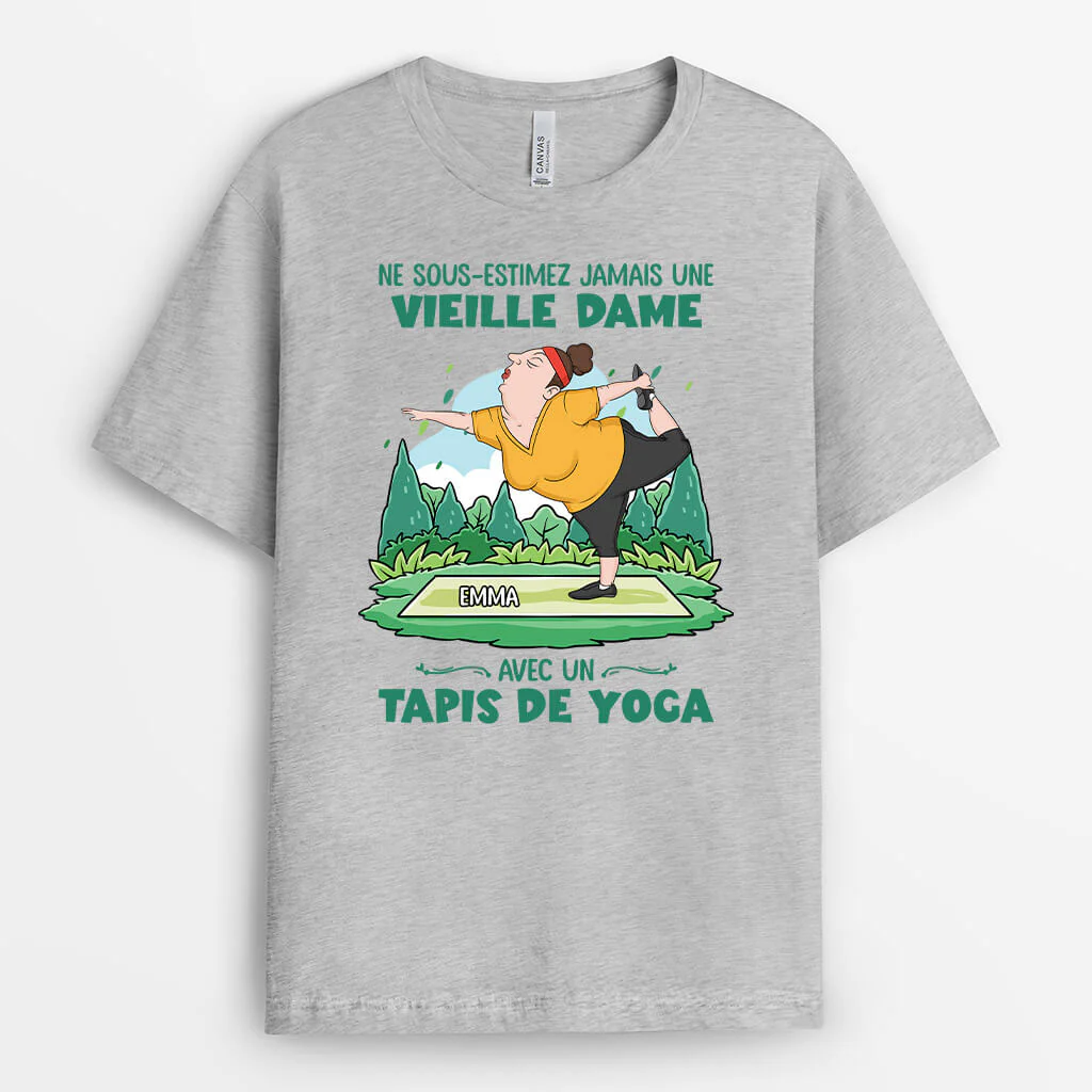 Tee Shirt Personnalisé Mamie - Une Vieille Dame Avec Un Tapis de Yoga