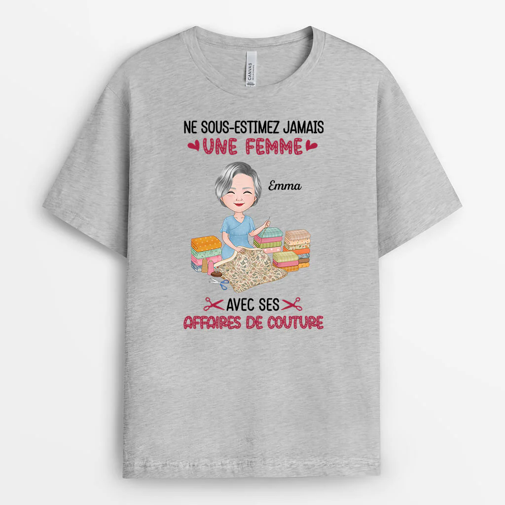 Tee-Shirt Personnalisé Femme – Une Femme Avec Ses Affaires De Couture - Image 2