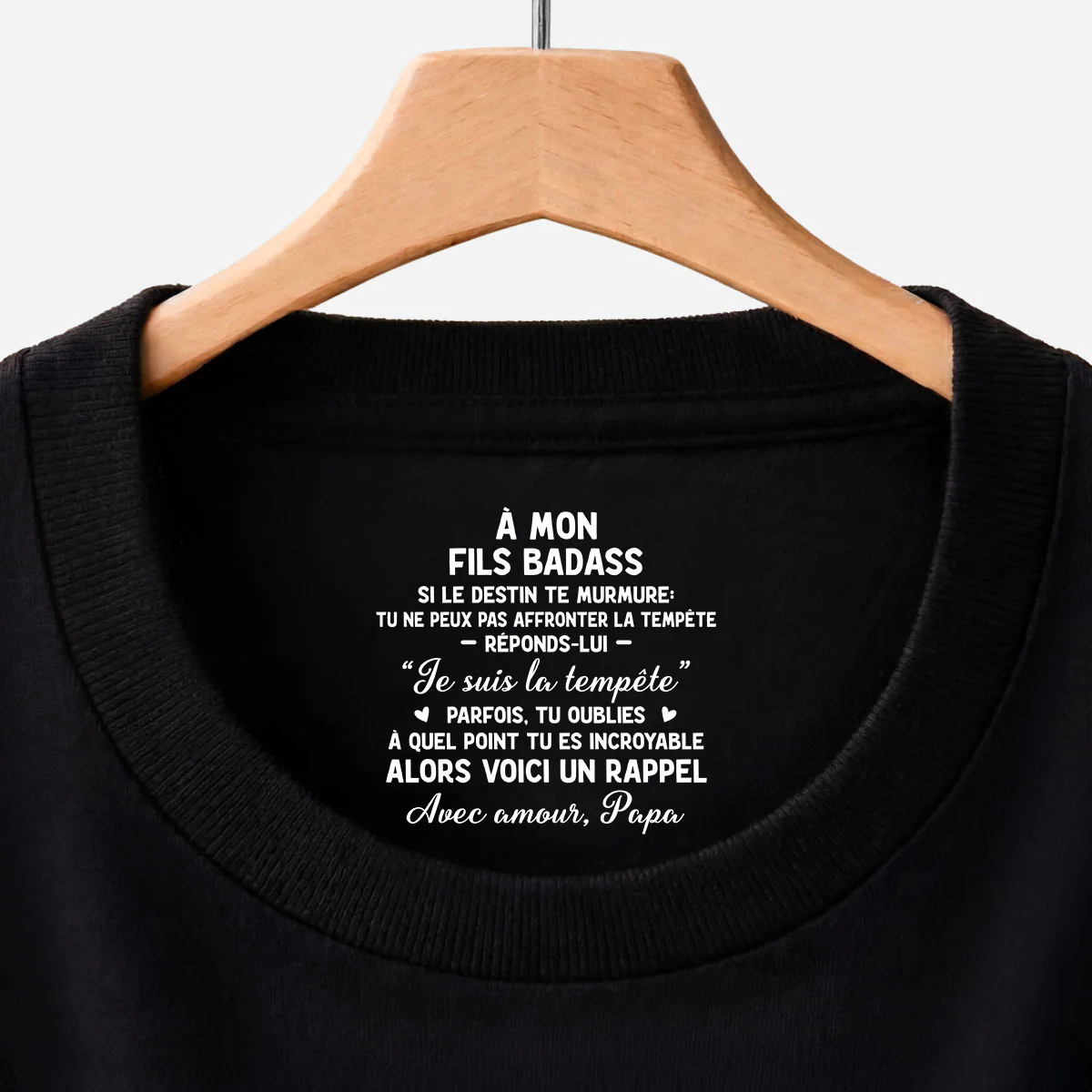 T-shirt Noir Personnalisé Avec Message À L’intérieur Du Col Pour Femme/Homme - Mon Fils Ma Fille Badass