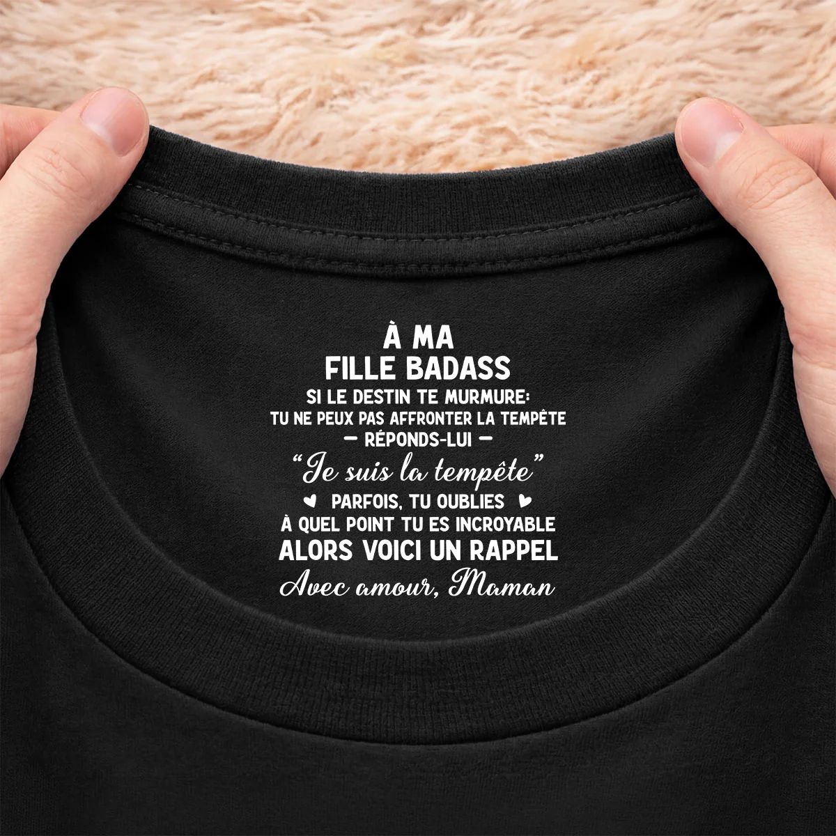 T-shirt Noir Personnalisé Avec Message À L’intérieur Du Col Pour Femme/Homme - Mon Fils Ma Fille Badass - Image 2