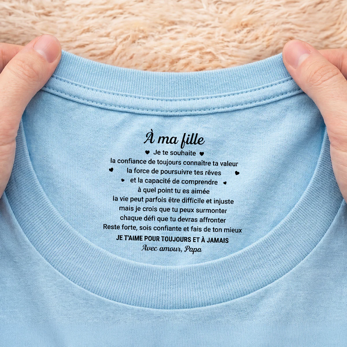 T-shirt Personnalisé Texte À L’intérieur Du Col Blanc - À Mon Fils/Fille Tu Es Aimé - Image 2