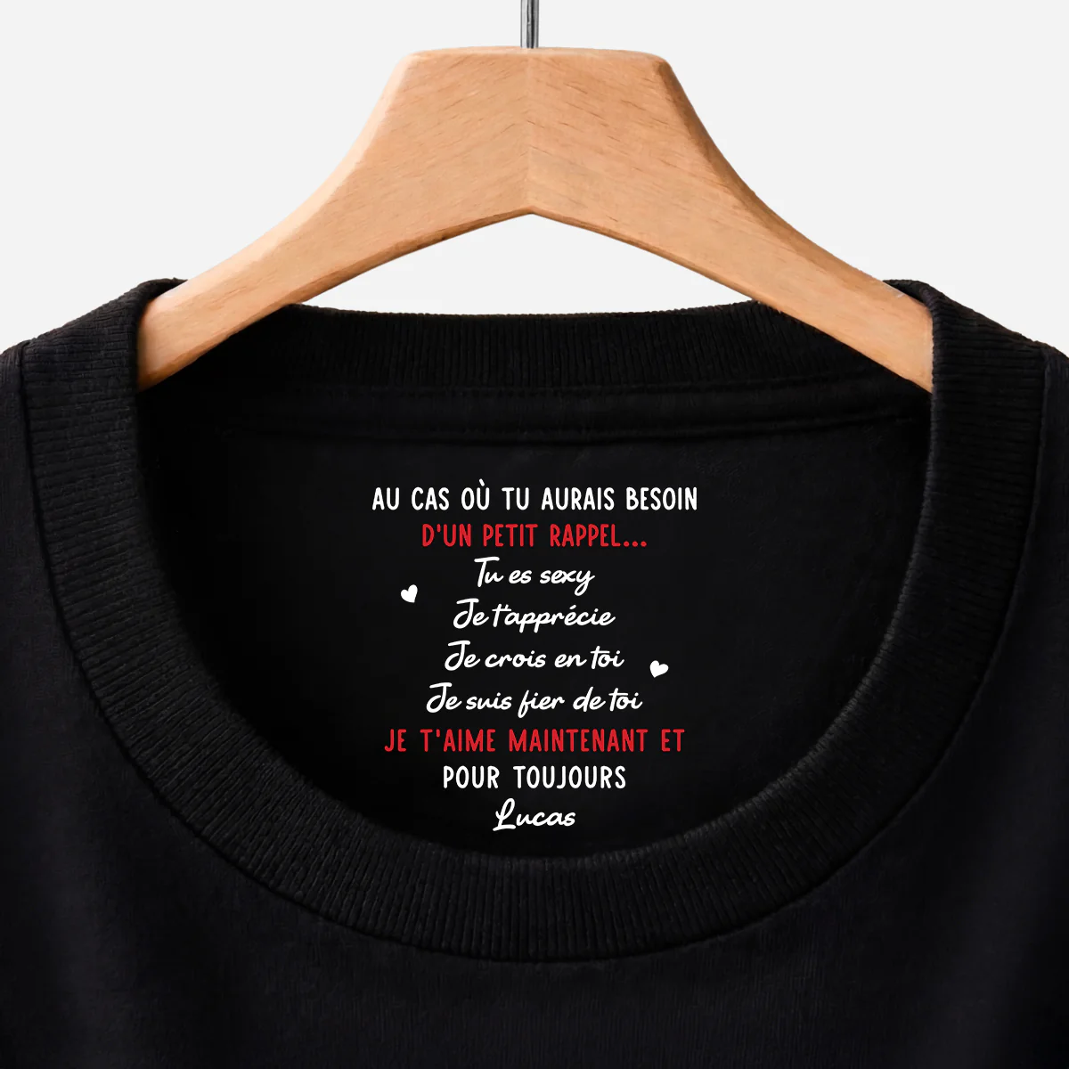 T-shirt Personnalisé Texte À L’intérieur Du Col De Couleur Foncée - Cadeau Couple Petit Rappel