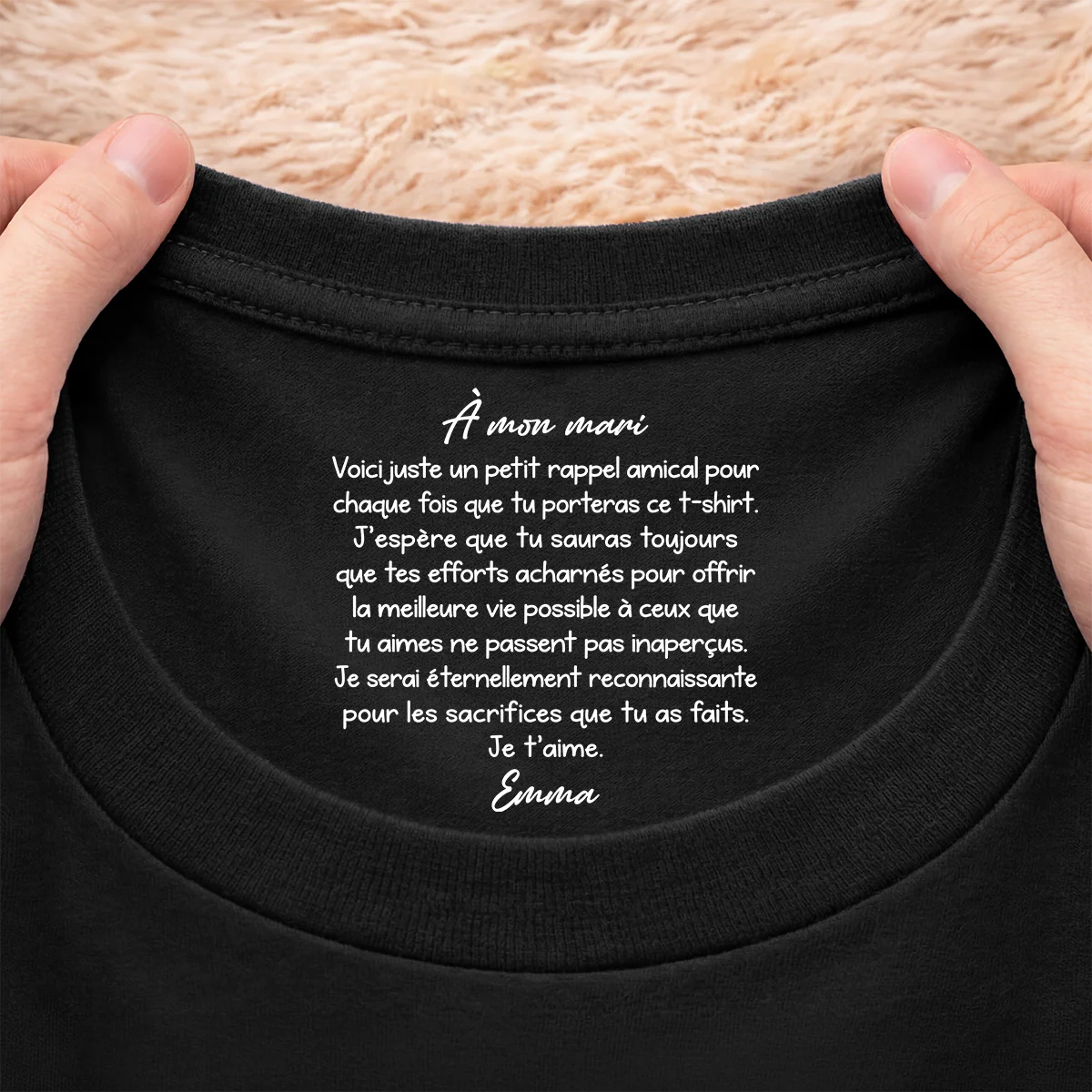 T-shirt Personnalisé Texte À L’intérieur Du Col De Couleur Foncée - Cadeau Couple Tout Ce Que Tu Fais - Image 2