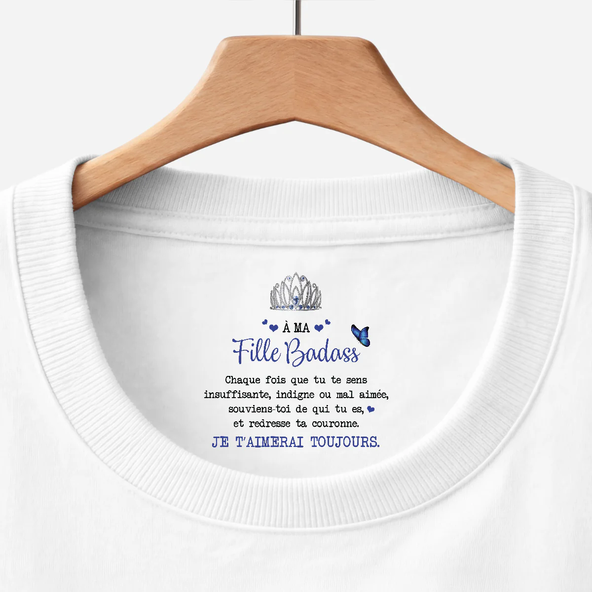 Tee Shirt Blanc Personnalisé Avec Message À L’intérieur Du Col Pour Femme - Cadeau Ma Fille Badass