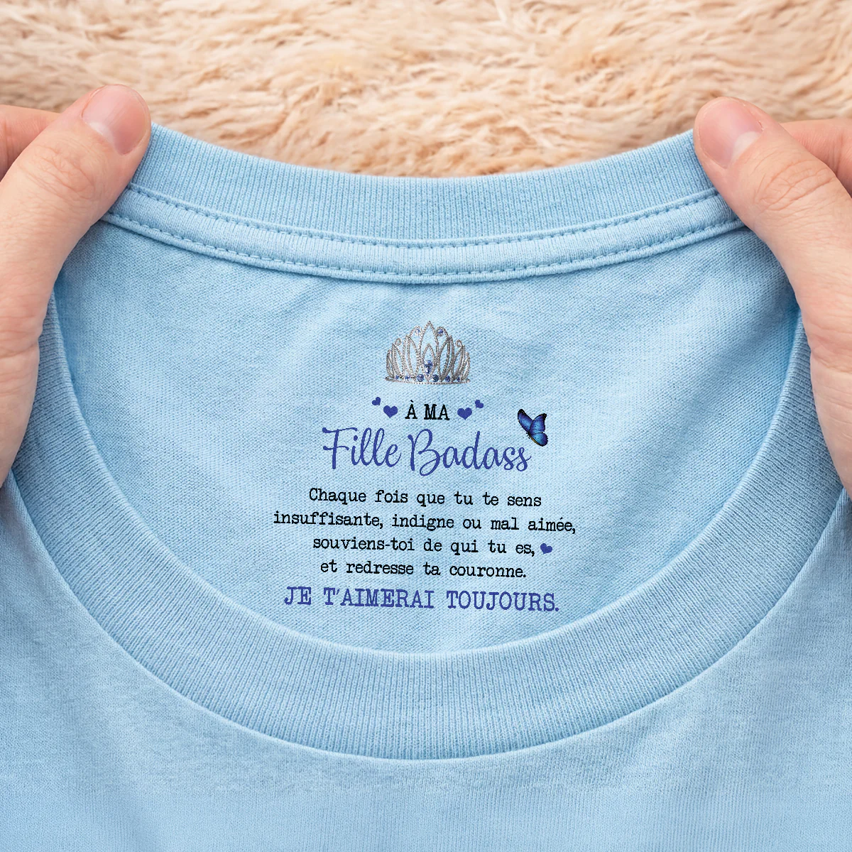 Tee Shirt Blanc Personnalisé Avec Message À L’intérieur Du Col Pour Femme - Cadeau Ma Fille Badass - Image 2