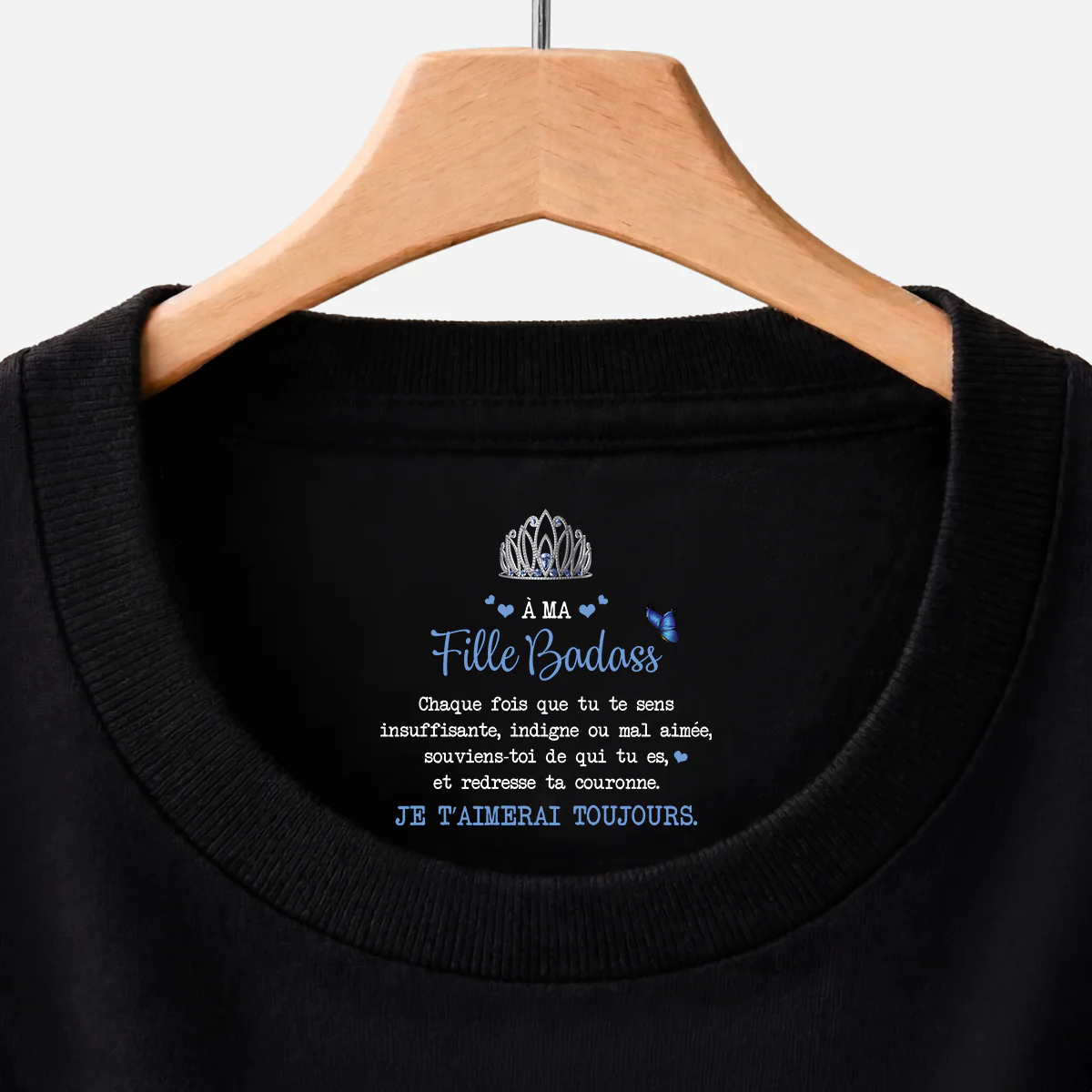 Tee Shirt Noir Personnalisé Avec Message À L’intérieur Du Col Pour Femme - Cadeau Ma Fille Badass