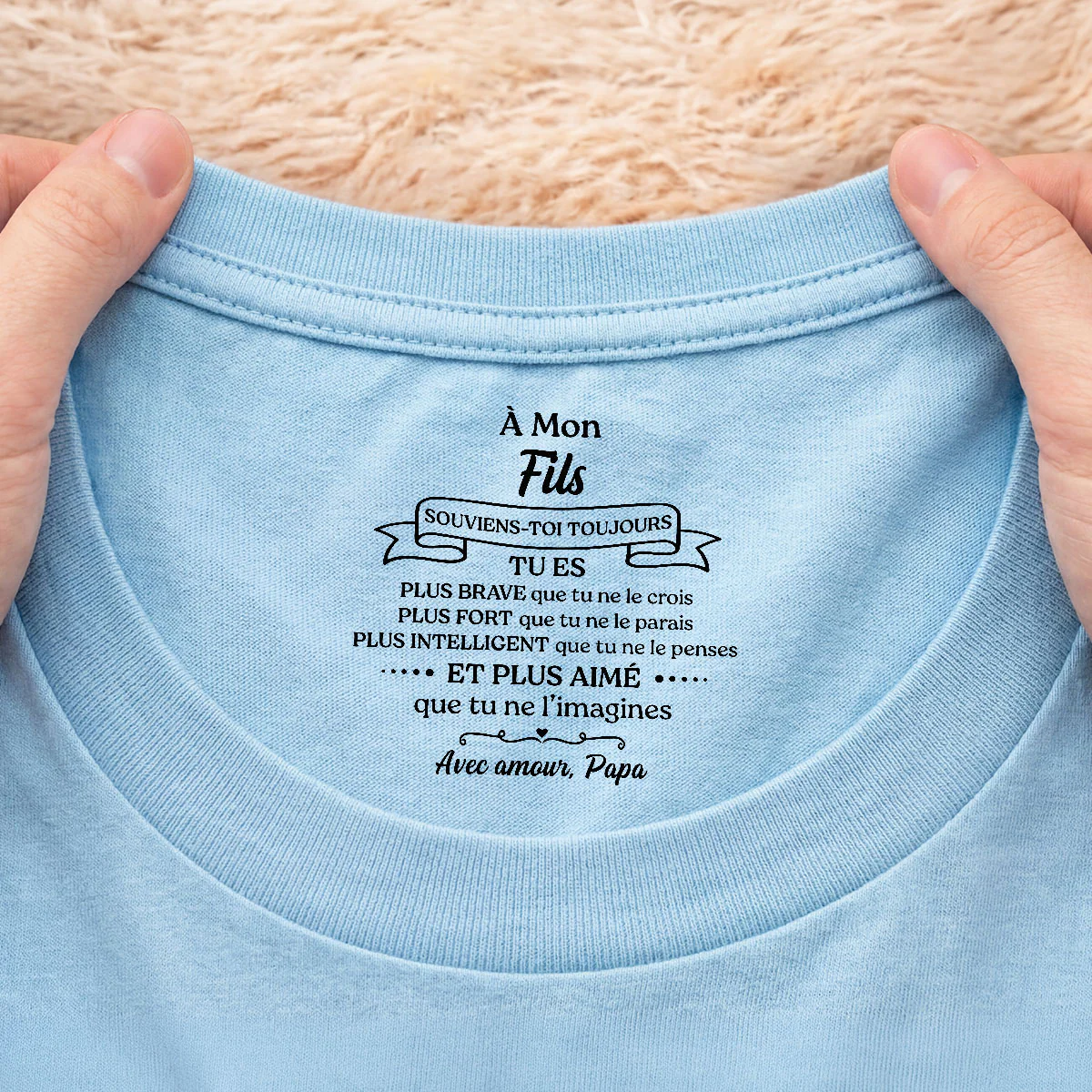 Tee Shirt Personnalisé Blanc Avec Texte À L’intérieur Du Col Femme/Homme - Fille Fils Plus Aimé Que Tu Ne L’imagines - Image 2