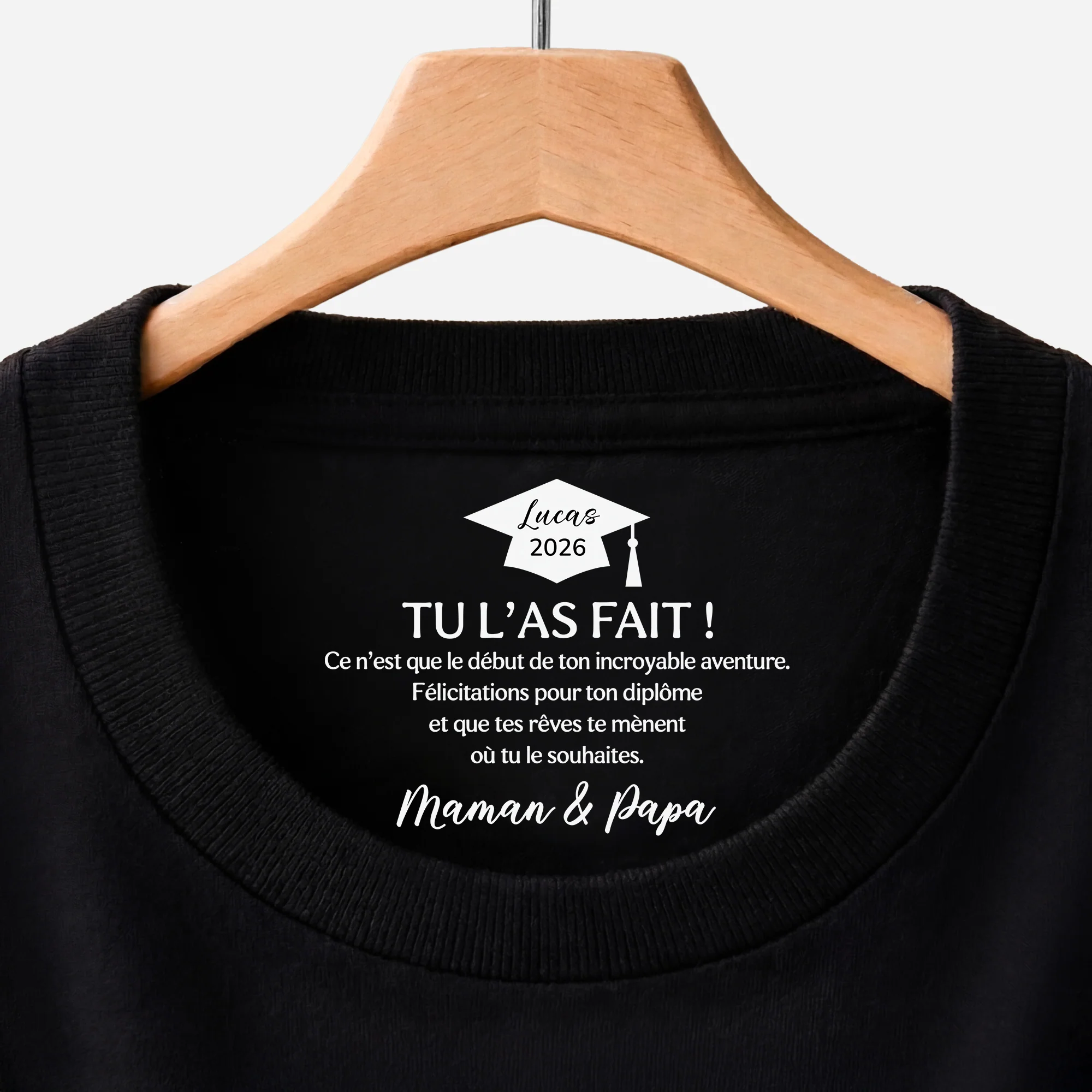 Tee Shirt Personnalisé Femme/Homme Texte À L’intérieur Du Col Noir - Cadeau Félicitation Pour Ton Diplôme