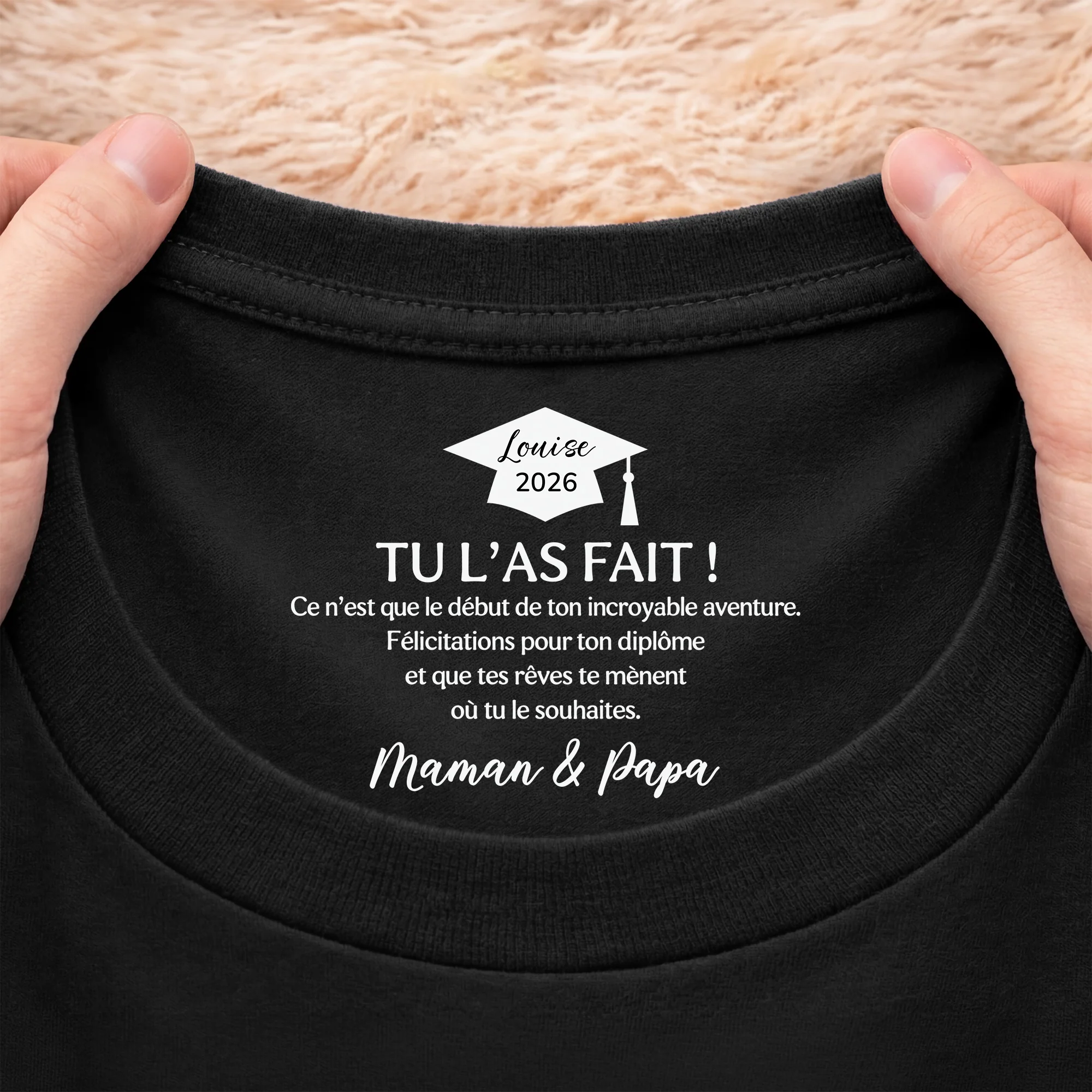 Tee Shirt Personnalisé Femme/Homme Texte À L’intérieur Du Col Noir - Cadeau Félicitation Pour Ton Diplôme - Image 2