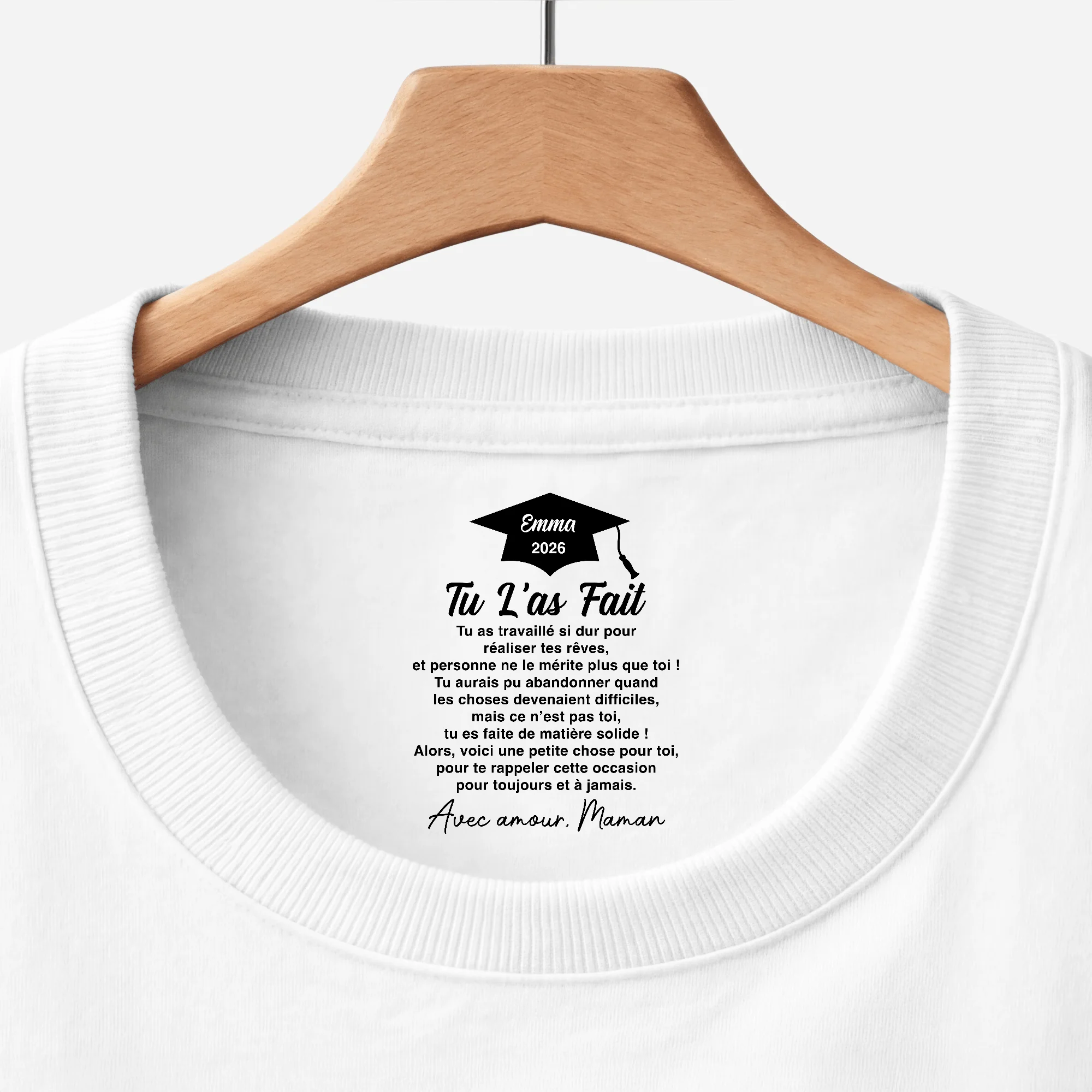 Tee Shirt Personnalisé Fille Fils Avec Texte À L’intérieur Du Col Blanc - Cadeau Félicitation Diplôme