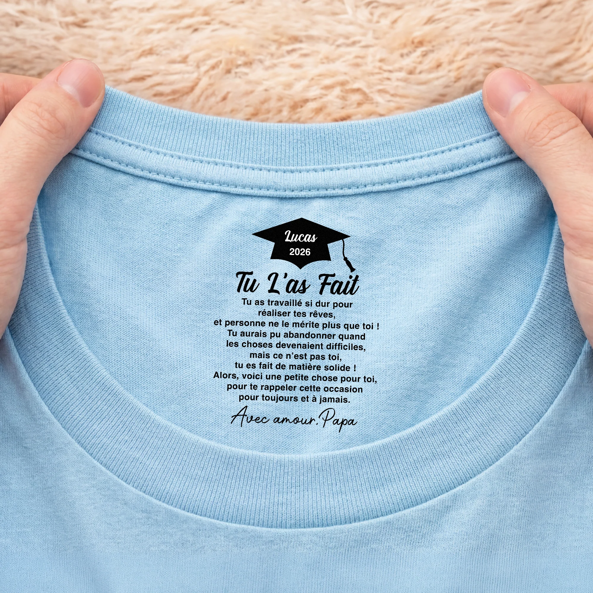 Tee Shirt Personnalisé Fille Fils Avec Texte À L’intérieur Du Col Blanc - Cadeau Félicitation Diplôme - Image 2