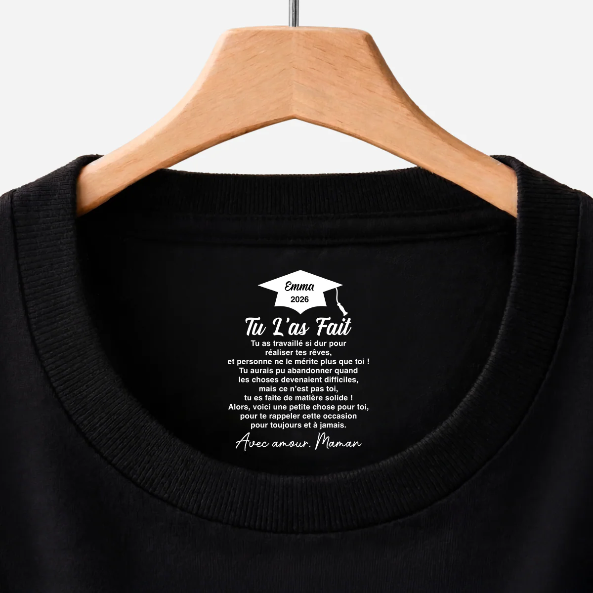 Tee Shirt Personnalisé Fille Fils Avec Texte À L’intérieur Du Col Noir - Cadeau Félicitation Diplôme