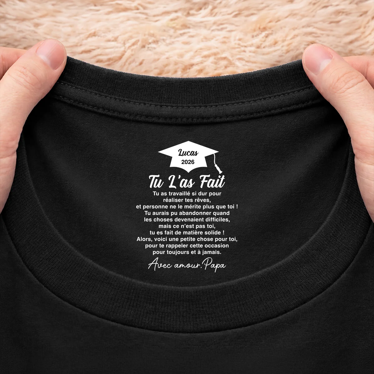 Tee Shirt Personnalisé Fille Fils Avec Texte À L’intérieur Du Col Noir - Cadeau Félicitation Diplôme - Image 2