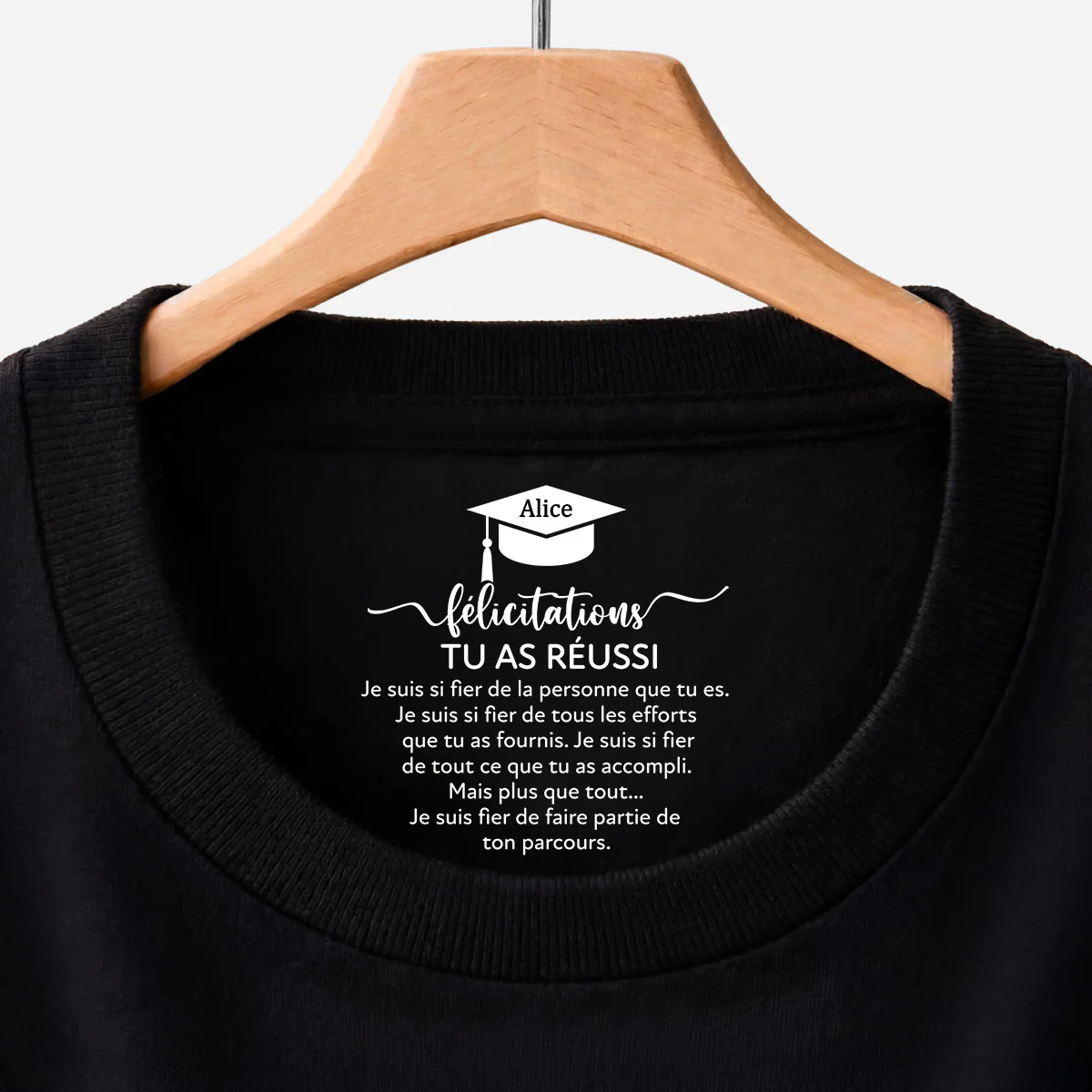 Tee Shirt Personnalisé Noir Avec Texte À L’intérieur Du Col - Cadeau Pour Diplôme Universitaire