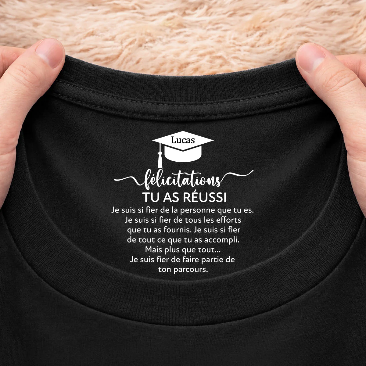 Tee Shirt Personnalisé Noir Avec Texte À L’intérieur Du Col - Cadeau Pour Diplôme Universitaire - Image 2