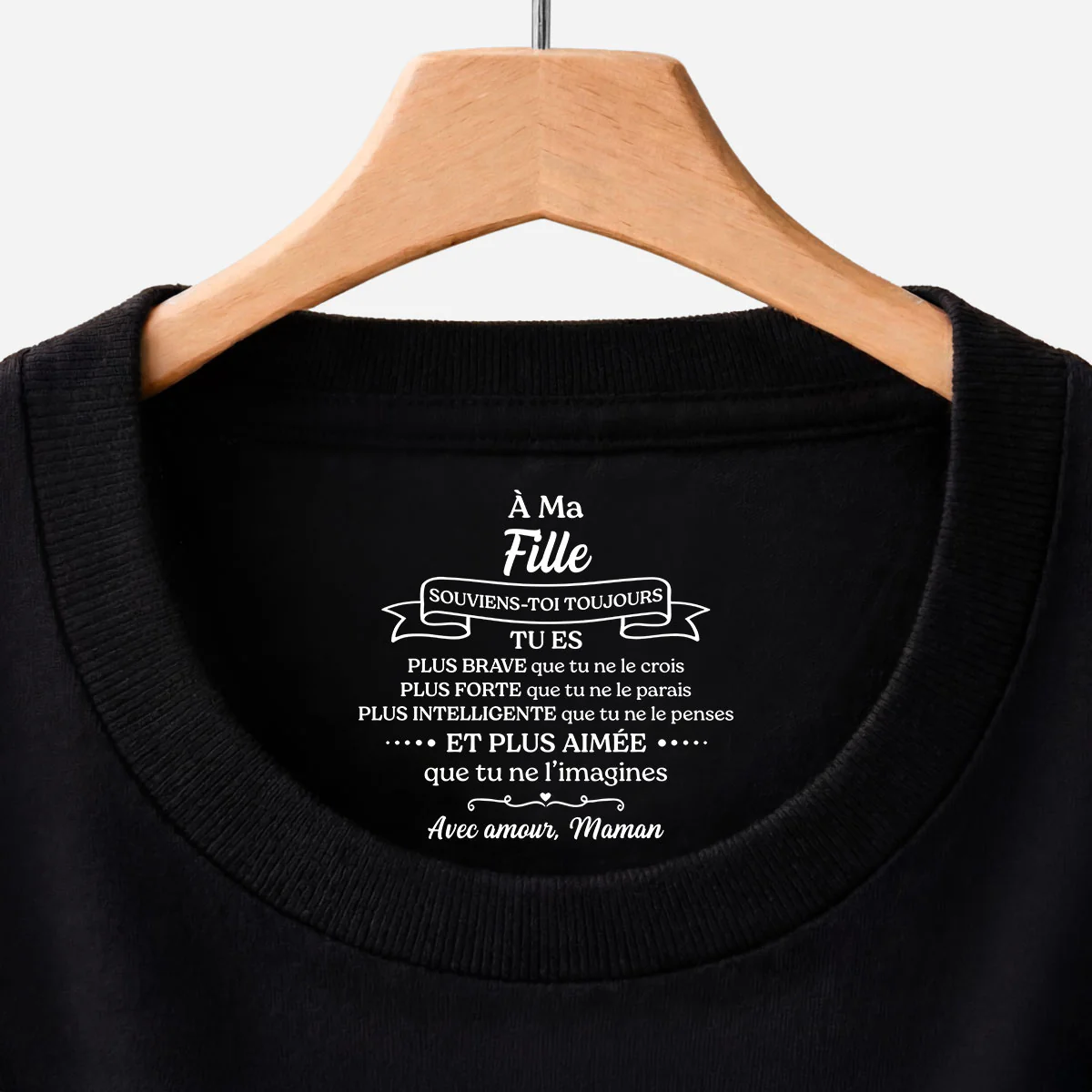 Tee Shirt Personnalisé Noir Avec Texte À L’intérieur Du Col Femme/Homme - Fille Fils Plus Aimé Que Tu Ne L’imagines