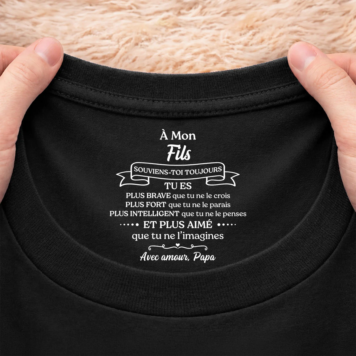 Tee Shirt Personnalisé Noir Avec Texte À L’intérieur Du Col Femme/Homme - Fille Fils Plus Aimé Que Tu Ne L’imagines - Image 2