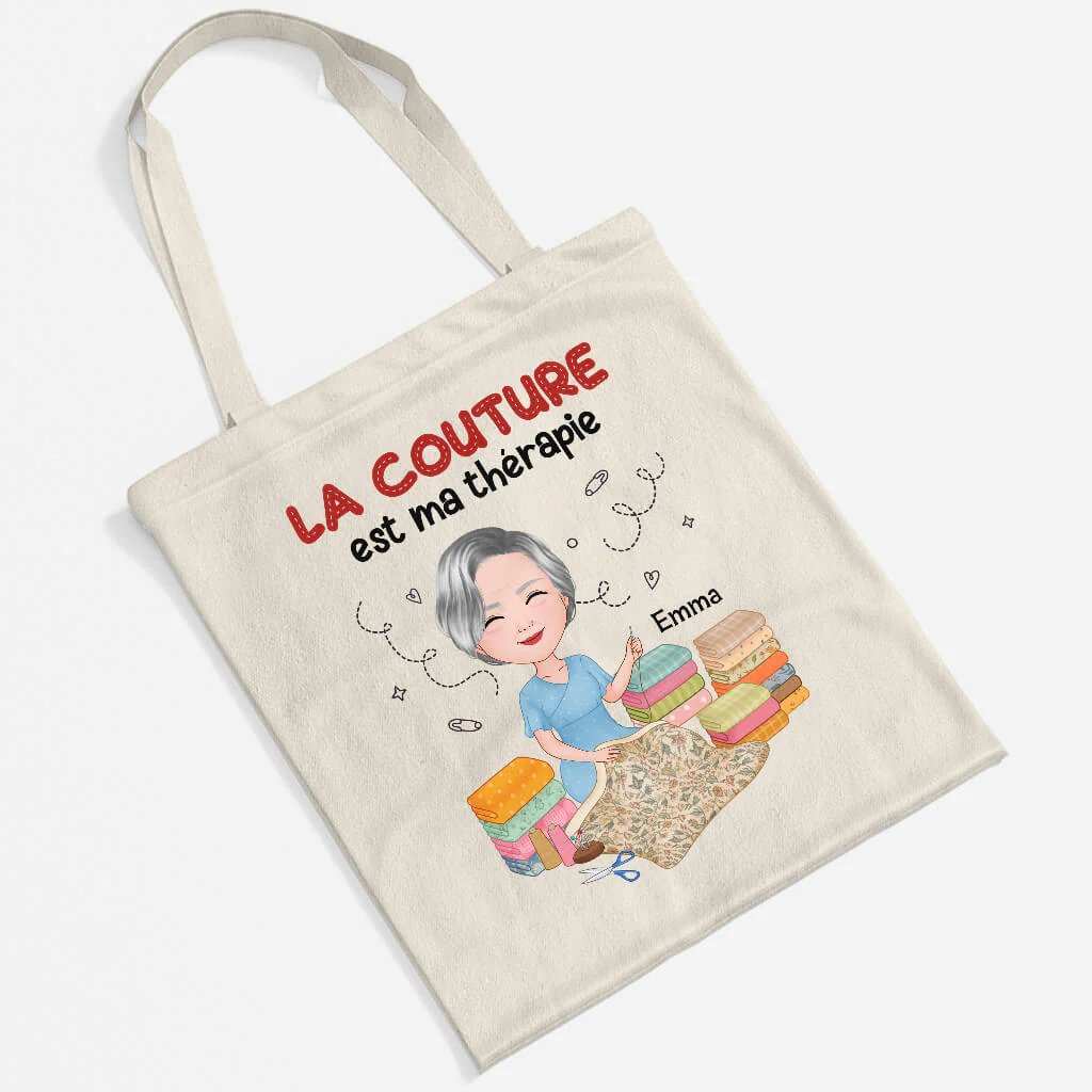 La Couture Est Ma Thérapie - Tote Bag Personnalisé Pour Femme - Image 2