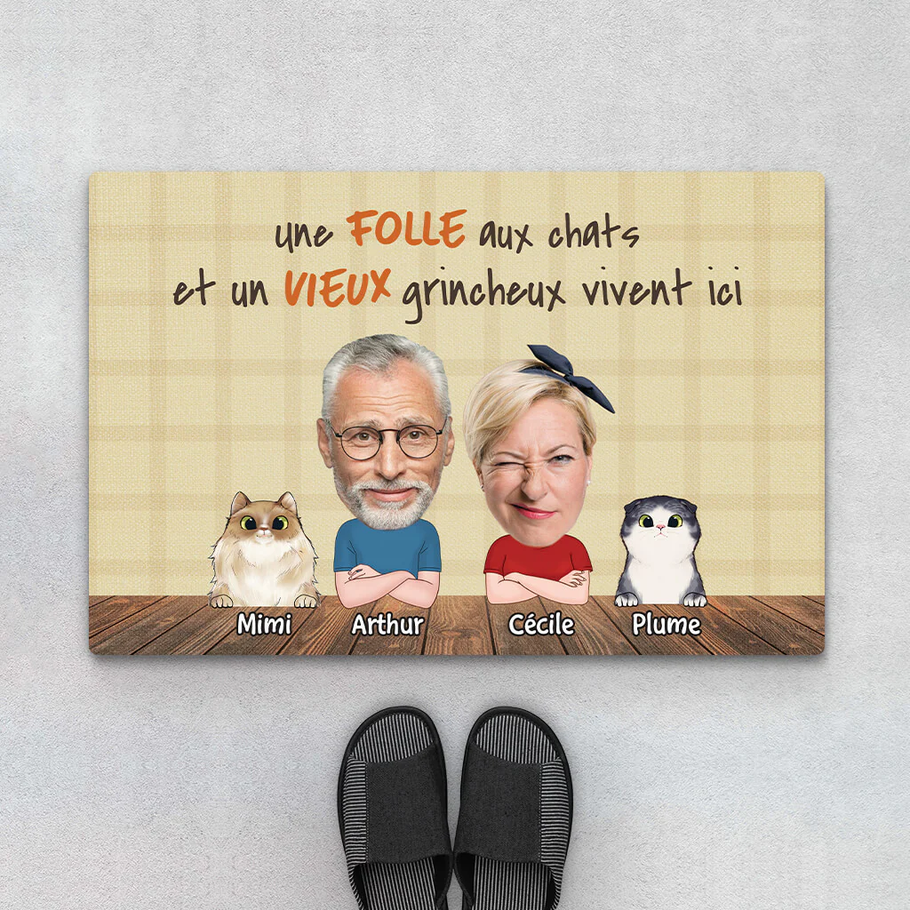 Tapis Personnalisé Chat – Une Folle Aux Chats Et Un Vieux Grincheux Vivent Ici